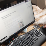 Eine Frau (Rosi) sit vor dem Computer. Auf dem Bildschirm ist der geöffnete Blogbeitrag zu sehen.