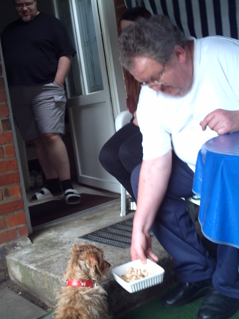 Rainer zeigt Dackeli eine Schale mit gekochtem Hühnchen