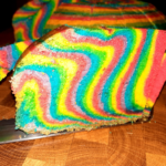 Kunterbunter Zebrakuchen mit Streifen in Regenbogenfarben
