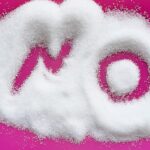 Ein Berg Zucker in den das Wort "No" geschrieben wurde
