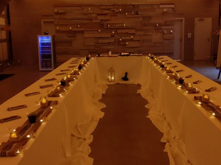 Mit Windlichtern dekorierte Hochzeitstafel.