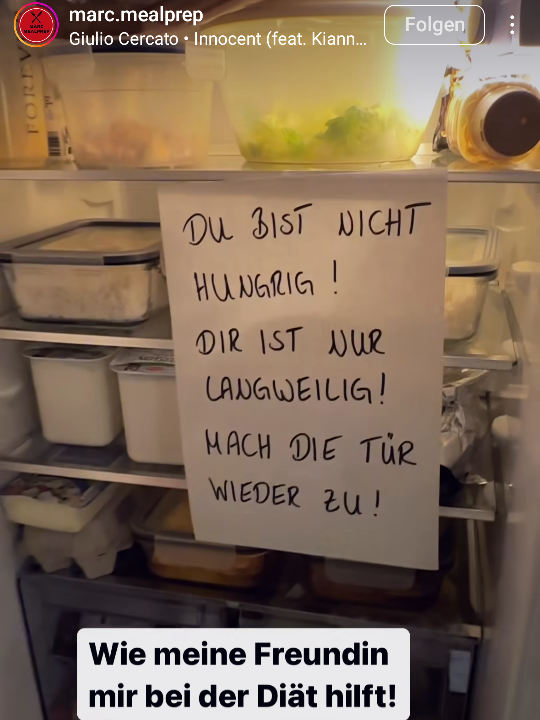Screenshot eines Instagrampostings: In einem Kühlschrank hängt ein Zettel: "Du bist nicht hungrig! Dir ist nur langweilig! Mach die Tür wieder zu!"